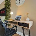 Stylish Apartment With Balcony, Free Parking, Fast Wifi And Smart Tv With Sky And Netflix By Yoko Property