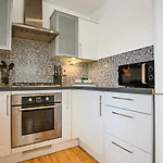 Stylish Apartment With Balcony, Free Parking, Fast Wifi And Smart Tv With Sky And Netflix By Yoko Property