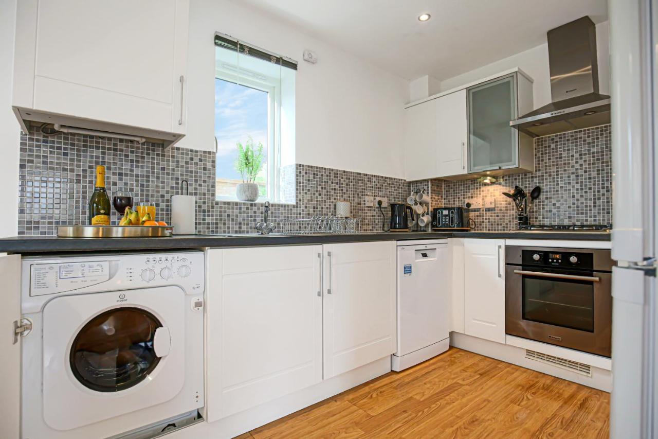 Apartment Stylish With Balcony, Free Parking, Fast Wifi And Smart Tv With Sky And Netflix By Yoko *